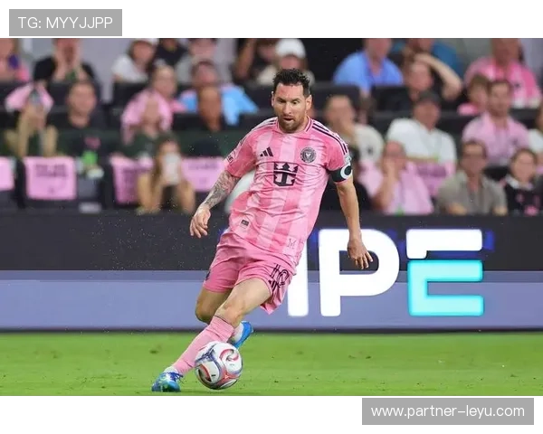 梅西加盟国际迈阿密后首次亮相赛场展现惊人表现引发全球关注